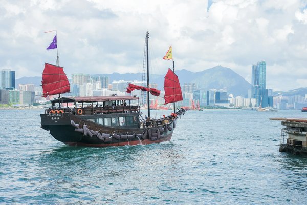 Quels sont les critères pour réserver une villa en Corse avec des cours de cuisine et des excursions en bateau?